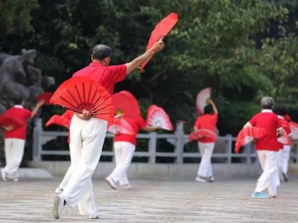 小紅書熱點揭秘，廣場舞新風(fēng)尚竟霸占籃球場！